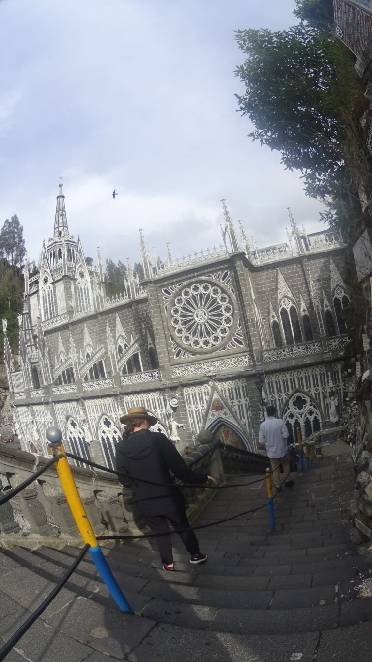 Santuario de las Lajas visto desde las gradas